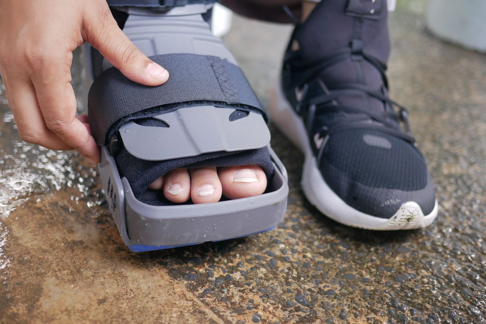 Orthopedic brace supporting a foot during ligament damage recovery