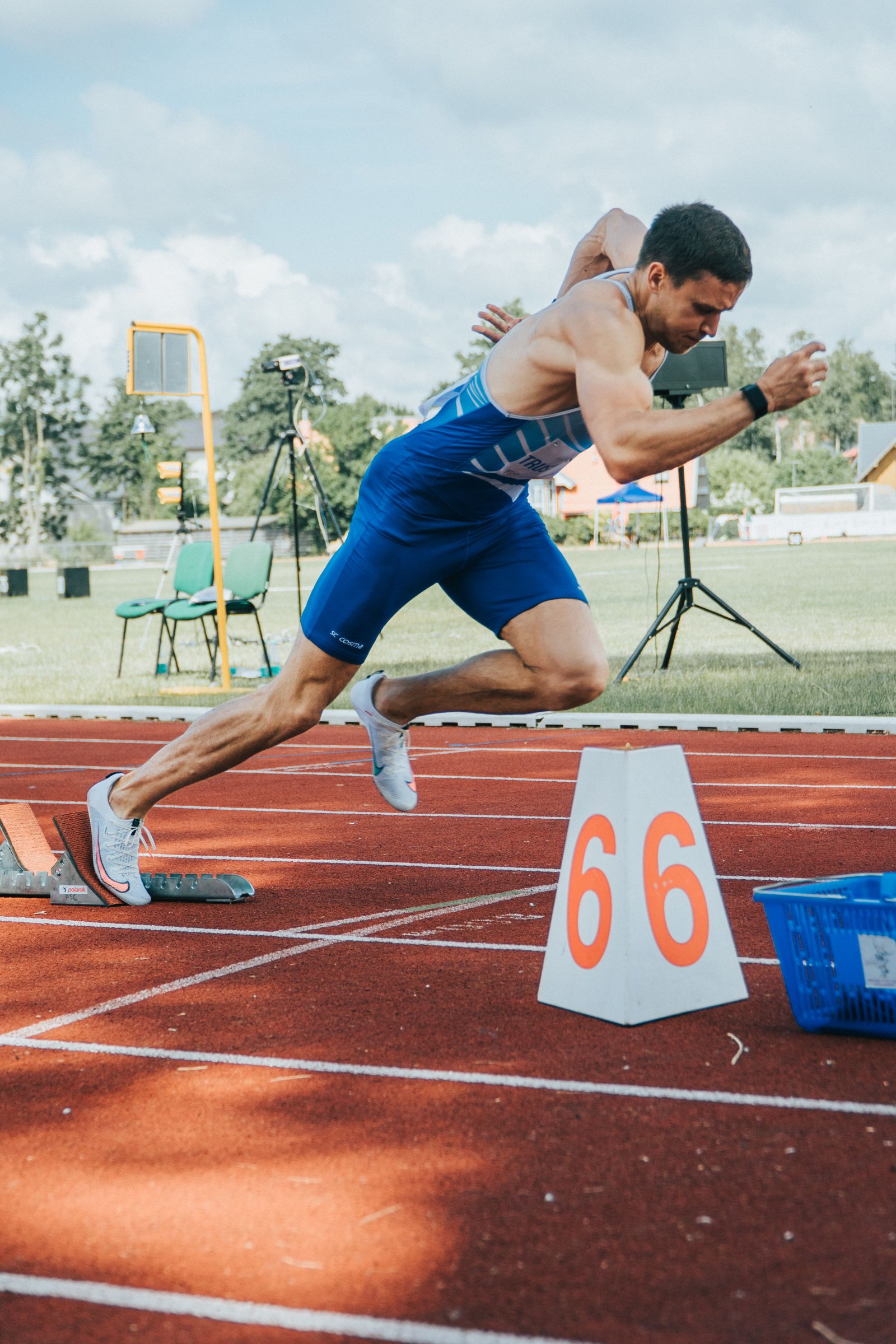 Sprinter performing an explosive start during quad strain return-to-sport training