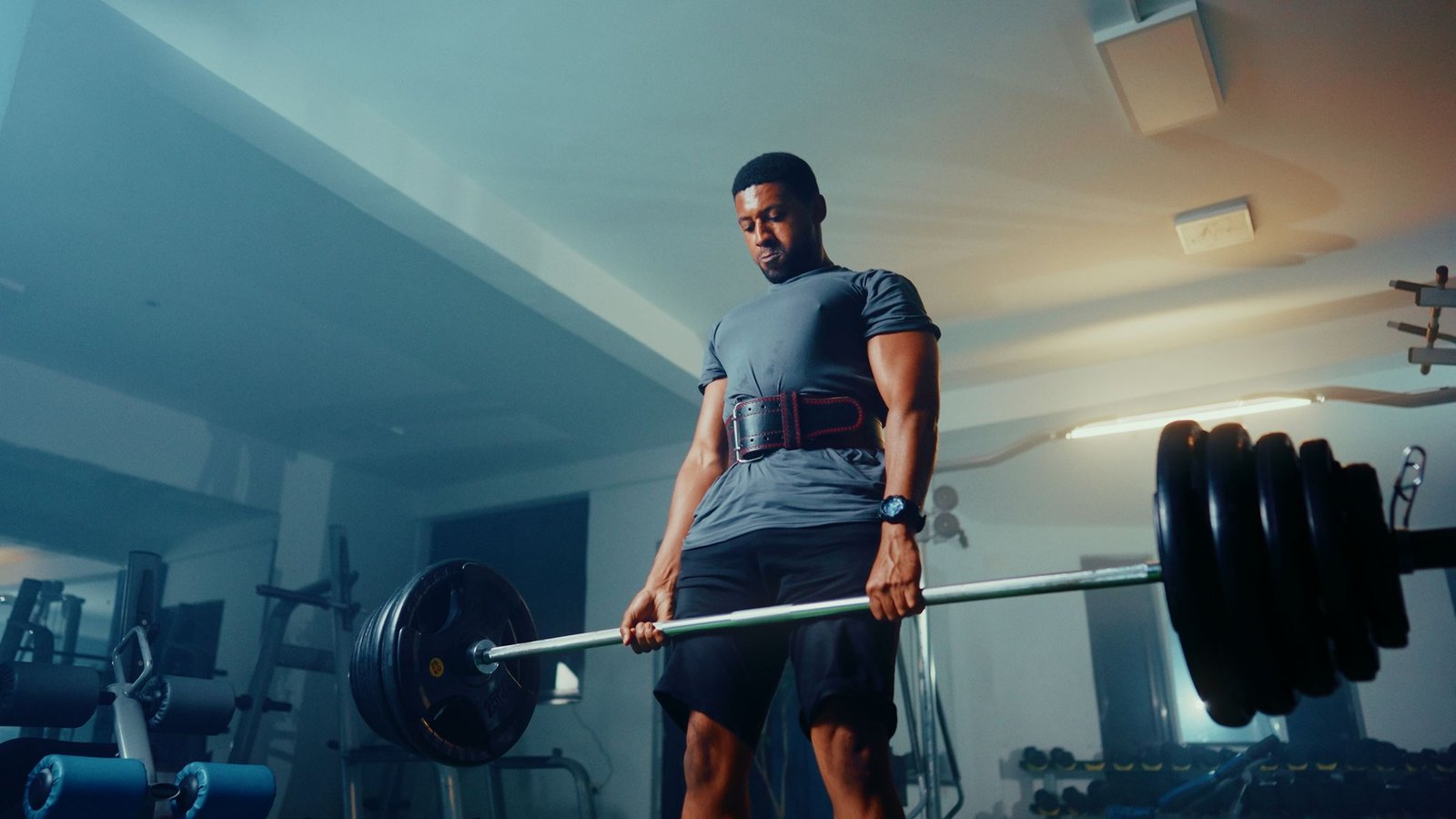 Man performing a deadlift in the gym, a movement pattern associated with ql strain risk