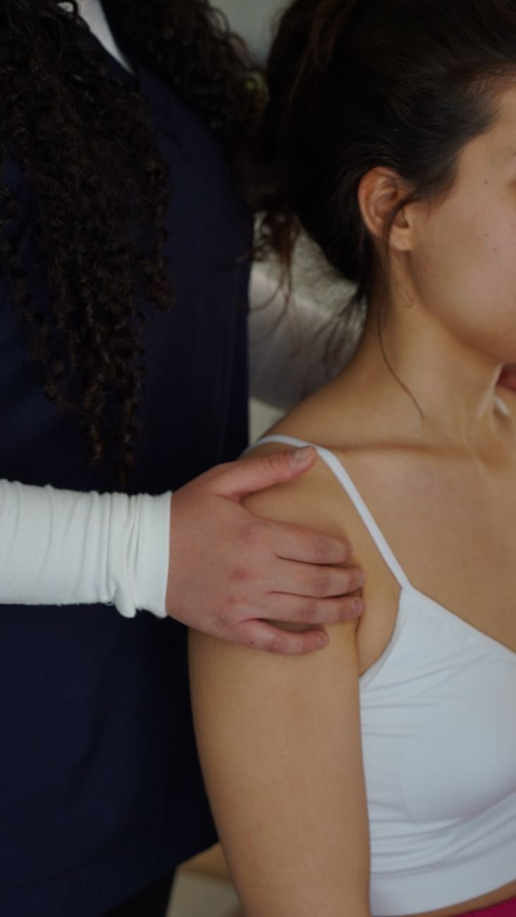 Physiotherapist guiding a shoulder rehabilitation session relevant to biceps tendonitis exercises