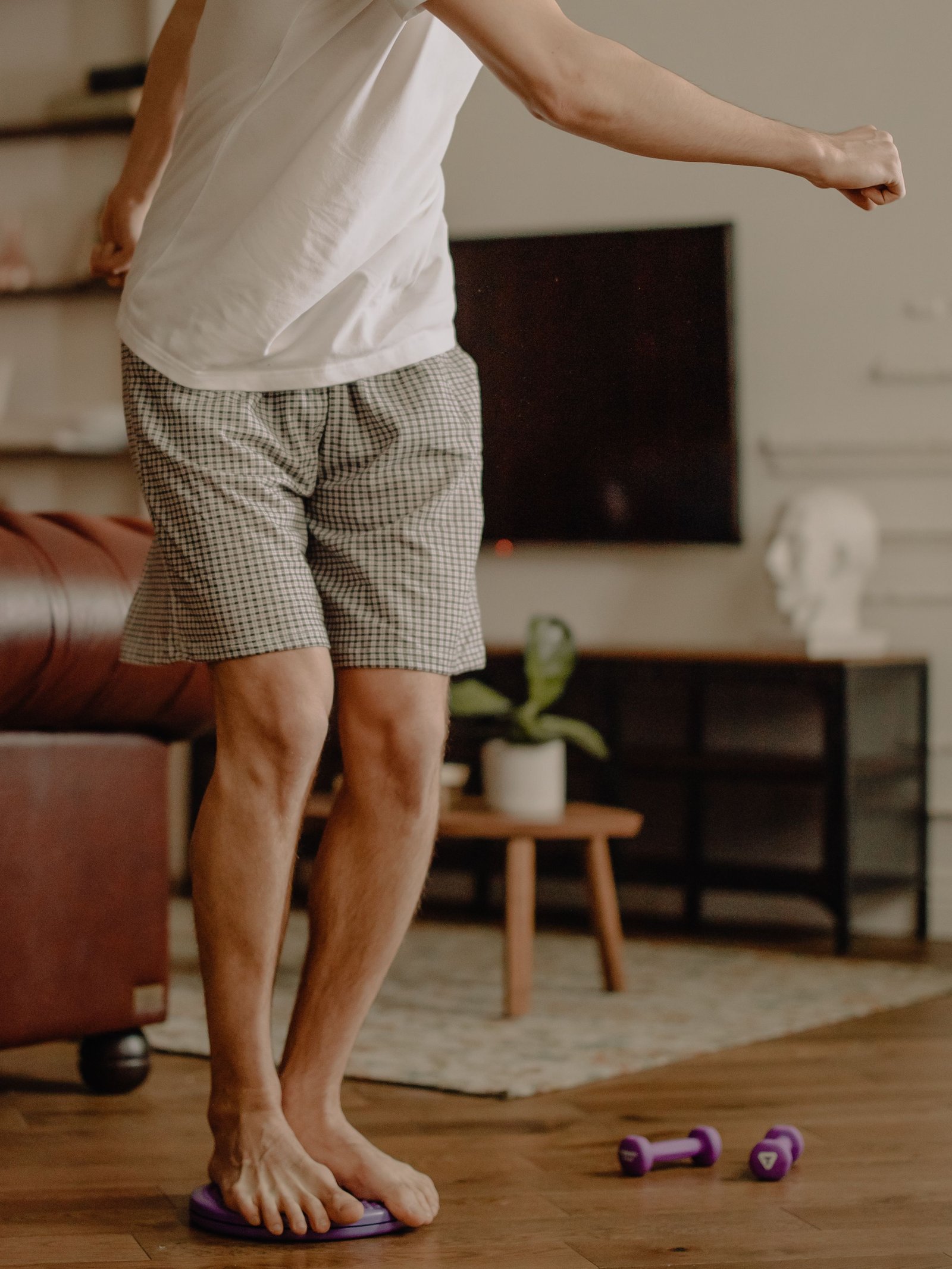 Athlete practicing a balance exercise relevant to joint hypermobility and injury risk