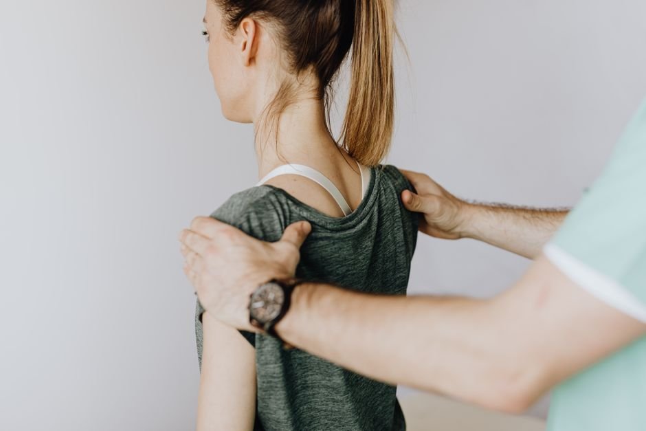 Physiotherapist guiding a shoulder stability exercise during labrum tear shoulder recovery
