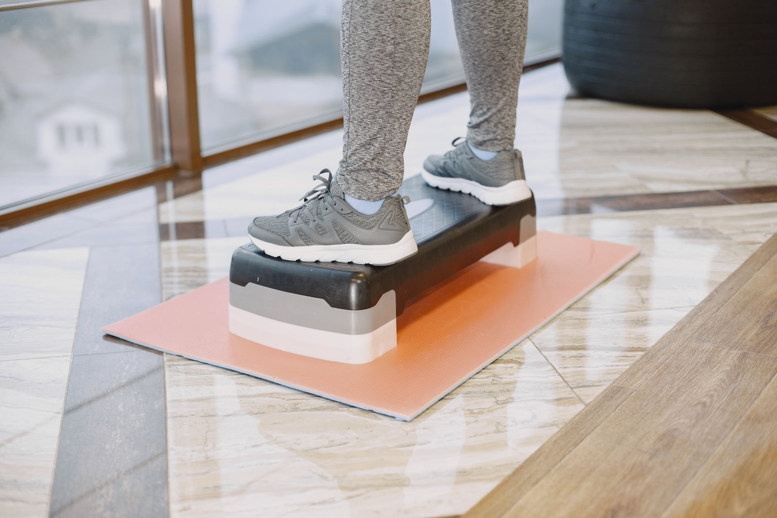 Isometric calf hold, the first step in how to strengthen Achilles tendon capacity