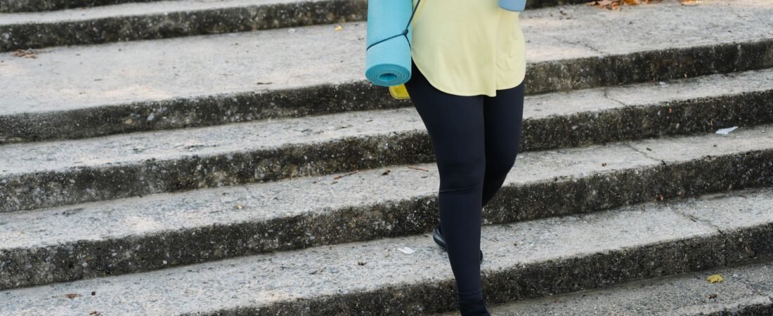 Knee Pain When Going Down Stairs: Causes & Recovery Tips